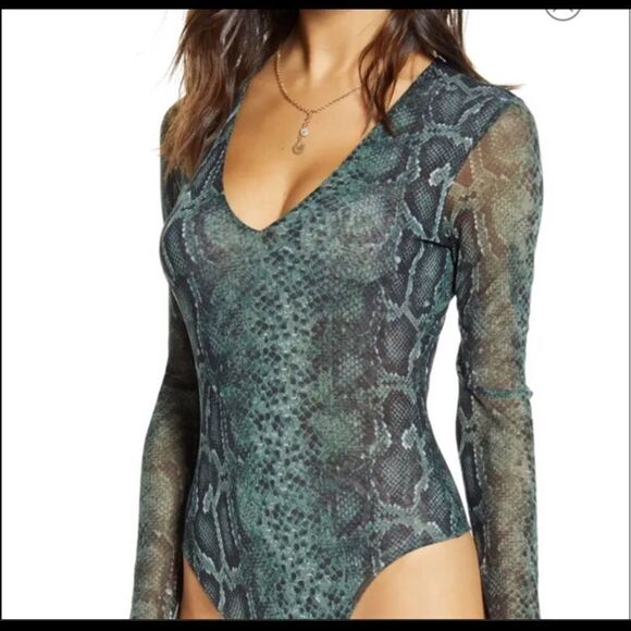 Socialite XS Mesh V-Neck Body Suit NWT - Picture 4 of 6